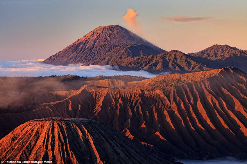 Le volcan Bromo entre en éruption en Indonésie (5)