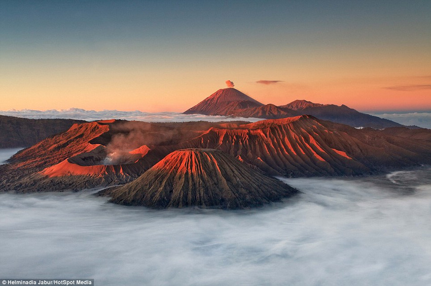 Le volcan Bromo entre en éruption en Indonésie (3)