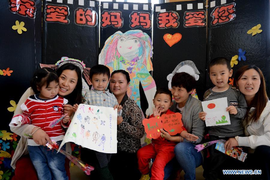 Le 9 mai 2013 dans une marternelle à Hefei, capitale de la province chinoise de l'Anhui, des enfants présentent les cadeaux qu'ils ont faits eux-mêmes à l'approche de la Fête des Mères. (Photo : Xinhua/Zhang Duan)