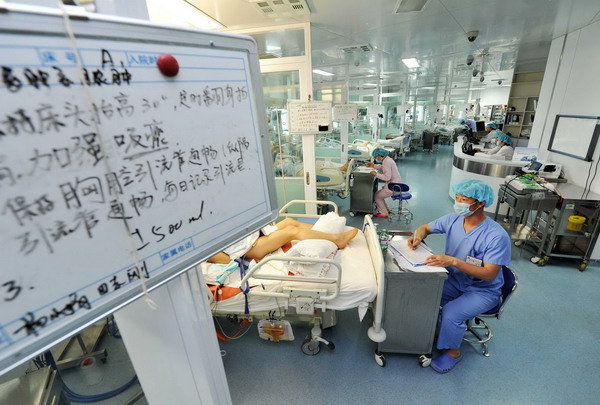 Zeng Lei surveille l'état d'un patient à l'hôpital affilié à l'université médicale du Ningxia dans la Région Autonome Hui du Ningxia, le 8 avril. [Photo / Xinhua]
