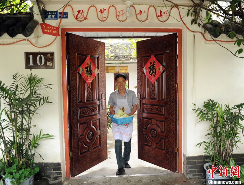 Des habitants des villages reconstruits après le séisme de 2008 se lancent dans le tourisme agricole. (Photo : Liu Zhongjun)