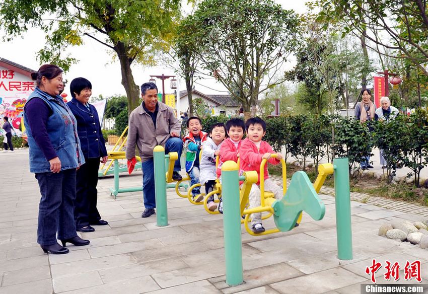 Le 8 mai 2013, dans un nouveau village le grand séisme du 12 mai 2008, des résidents s'amusent dans un parc. (Photo : Mian Lvxuan)