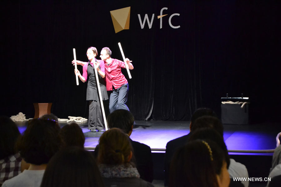 Un spectacle de jonglage de cordes baptisé Linéa s'est tenu à World Financial Centre à Beijing, le 10 mai 2013.La pièce était présentée par deux jongleurs-danseurs français Kim Huynh et Jive Faury dans le cadre du Festival Croisements 2013.