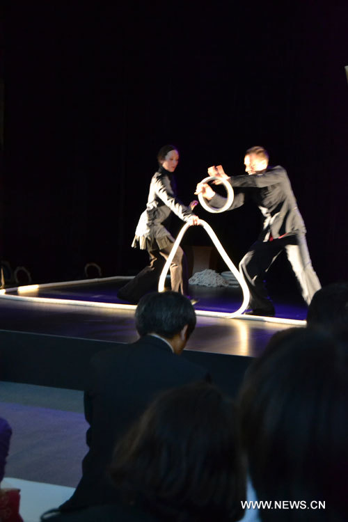 Un spectacle de jonglage de cordes baptisé Linéa s'est tenu à World Financial Centre à Beijing, le 10 mai 2013. La pièce était présentée par deux jongleurs-danseurs français Kim Huynh et Jive Faury dans le cadre du Festival Croisements 2013.