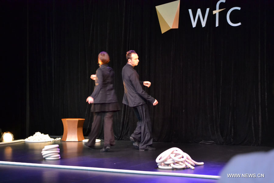 Un spectacle de jonglage de cordes baptisé Linéa s'est tenu à World Financial Centre à Beijing, le 10 mai 2013. La pièce était présentée par deux jongleurs-danseurs français Kim Huynh  et Jive Faury dans le cadre du Festival Croisements 2013.