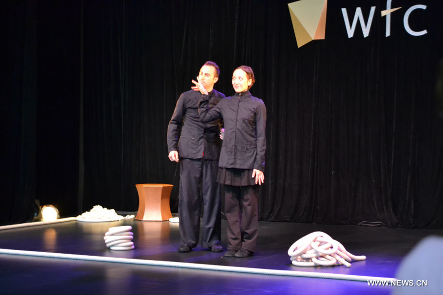 Un spectacle de jonglage de cordes baptisé Linéa s'est tenu à World Financial Centre à Beijing, le 10 mai 2013. La pièce était présentée par deux jongleurs-danseurs français Kim Huynh  et Jive Faury dans le cadre du Festival Croisements 2013. (D)