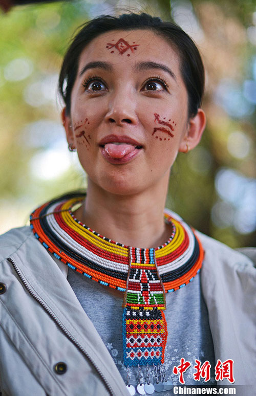 Le 8 mai 2013, la comédienne chinoise Li Bingbing visite la réserve de Samburu Gam au Kenya.