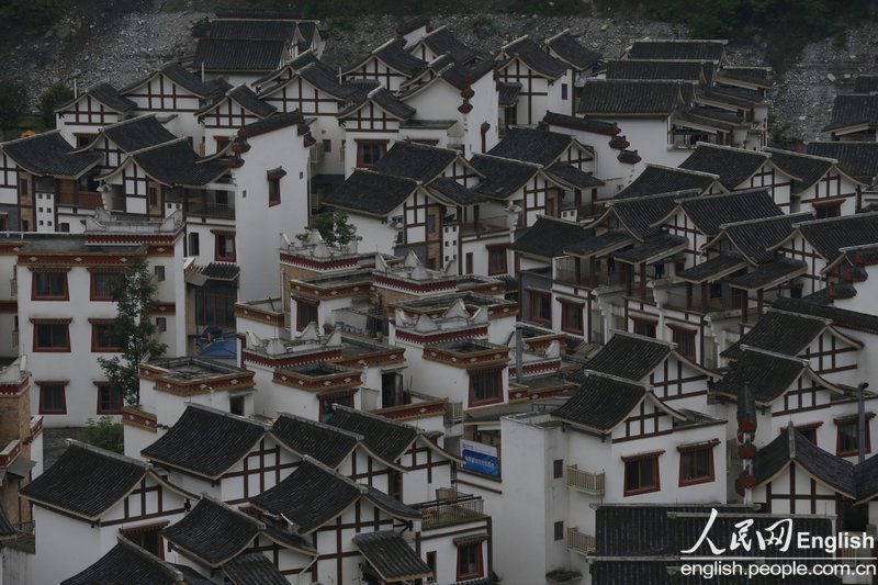 Photo prise le 29 avril 2013 montrant les maisons résidentielles reconstruites après le séisme dans le bourg de Yingxiu dans le district de Wenchuan au Sichuan. (Photo : CFP)