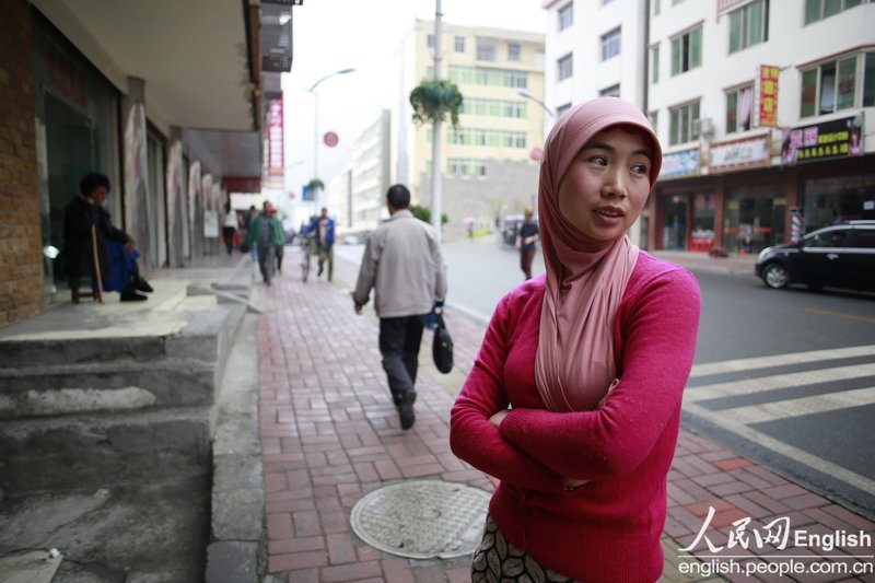Une femme dans la rue du nouveau district de Wenchuan le 27 avril 2013. Cinq ans après le puissant séisme, la vie des habitants locaux reprend. (Photo : CFP)