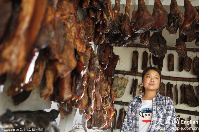 Le 16 avril 2013, Jiang Dan dans sa boutique de vente de jambon située dans le nouveau district de Beichuan à Mianyang au Sichuan. Durant le tremblement de terre du 12 mai 2008, la jeune femme alors âgée de 18 ans a été piégée dans les ruines et a miraculeusement survécu après avoir été sauvée. (Photo : CFP)