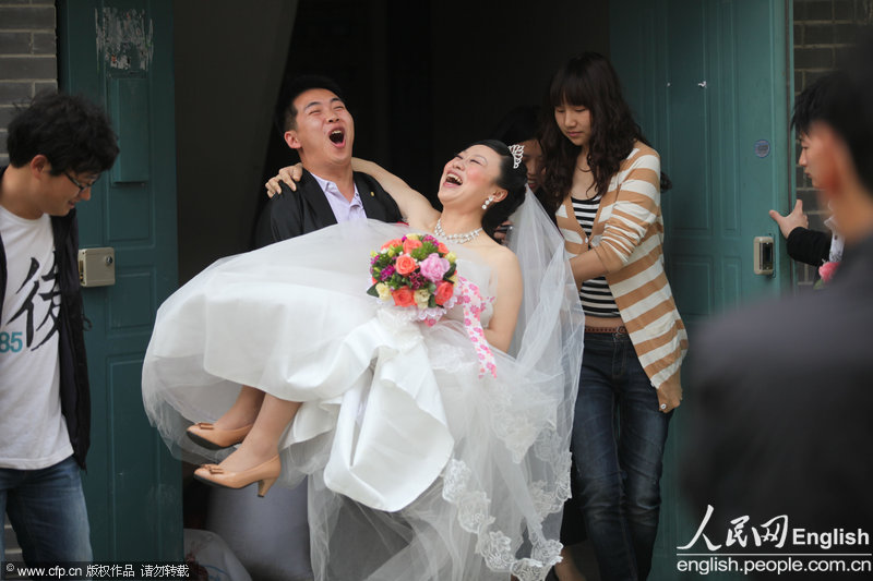 Yang Zhengjie (nouveau marié) et Yang Li (nouvelle mariée) se sont mariés le 15 avril 2013 dans le nouveau district de Beichuan à Mianyang, dans la province du Sichuan. La cérémonie de mariage avait été prévue à la fin de l'année 2008, cependant, le séisme a détruit leur maison. Heureusement, ils ont reconstruit leur maison et se sont mariés cinq ans après. (Photo : CFP)