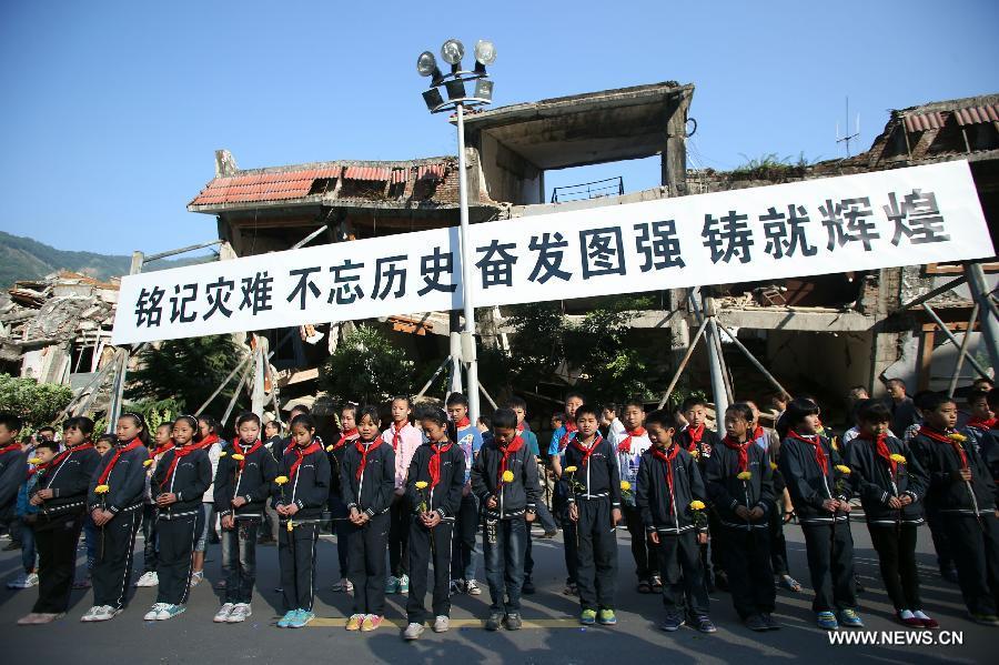 Dimanche 12 mai 2013 au siège de l'ancien district de Beichuan dans le Sichuan, des écoliers ont rendu hommage aux victimes du séisme d'une magnitude de 8 qui a frappé la région il y a cinq ans. (Photo : Xinhua/Wang Shen)