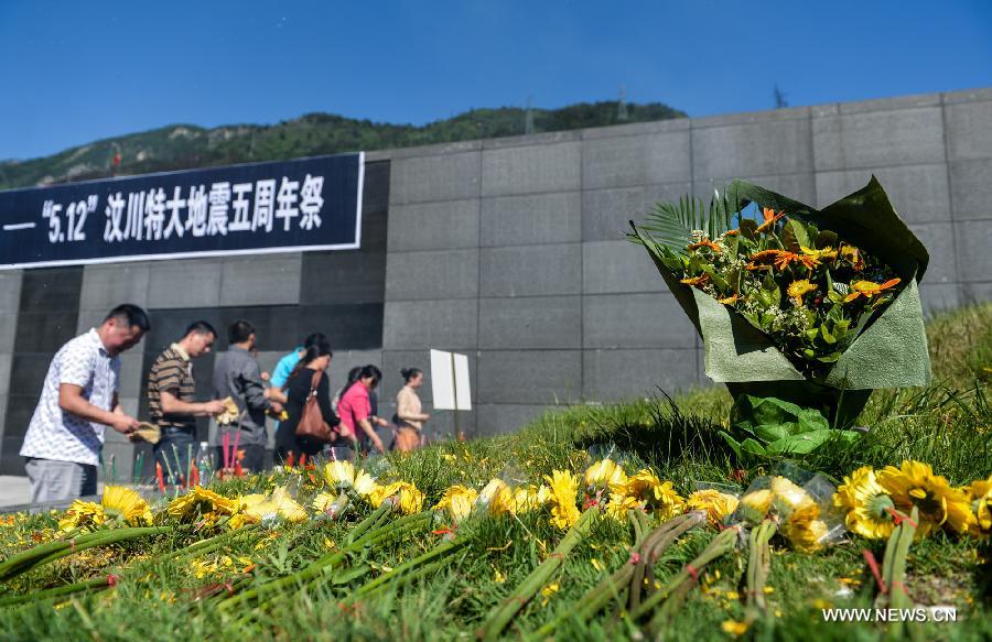 Le 12 mai 2013, dans le bourg de Yingxiu du district de Wenchuan dans le Sichuan, la poupulation a rendu hommage aux victimes du séisme d'une magnitude de 8 qui a frappé la région il y a cinq ans. (Photo : Xinhua/Bai Yu)