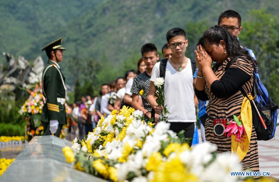 Le 12 mai 2013, dans le bourg de Yingxiu du district de Wenchuan dans le Sichuan, la poupulation a rendu hommage aux victimes du séisme d'une magnitude de 8 qui a frappé la région il y a cinq ans. (Photo : Xinhua/Bai Yu)