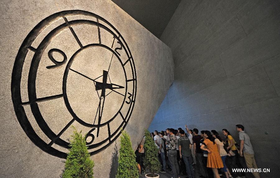 Le 12 mai 2013, de nombreuses personnes ont visité le Musée commémoratif du séisme de Wenchuan situé à Beichuan dans le Sichuan. (Photo : Xinhua/Xue Yubin)