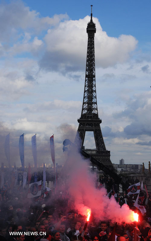 Plusieurs milliers de supporteurs se rassemblent sur la place Trocadéro pour célébrer le 3e titre de champion de France du PSG, le 13 mai 2013. De violents incidents et des affrontements entre supporteurs et forces de l'ordre ont éclaté lors de la remise du trophée au club champion de France de football.