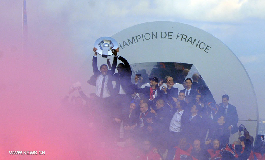Le Paris SG célébre sa victoire sur la place Trocadéro à Paris, le 13 mai 2013. De violents incidents et des affrontements entre supporteurs et forces de l'ordre ont éclaté lors de la remise du trophée au club champion de France de football.