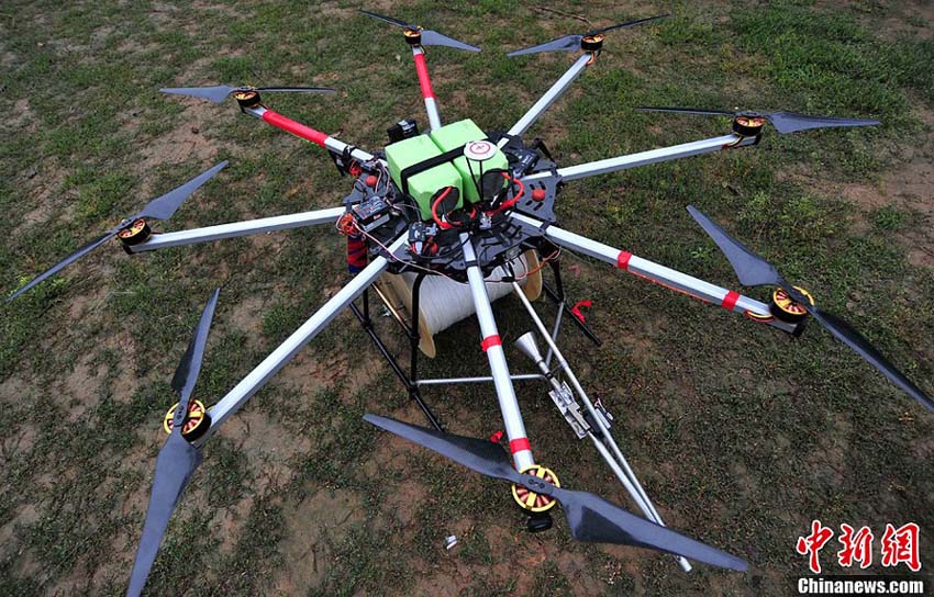 Chine : le premier drone multirotor utilisé pour la pose de lignes à haute tension (4)