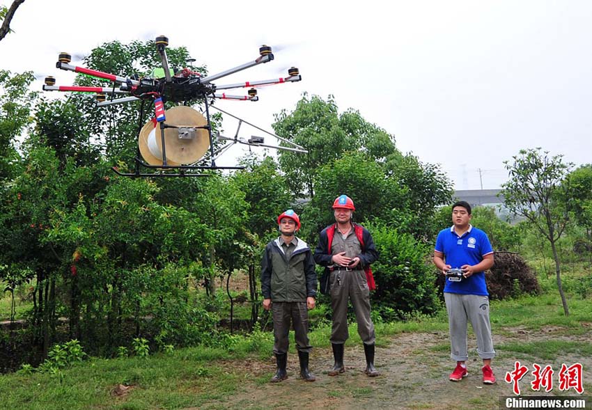 Chine : le premier drone multirotor utilisé pour la pose de lignes à haute tension (2)