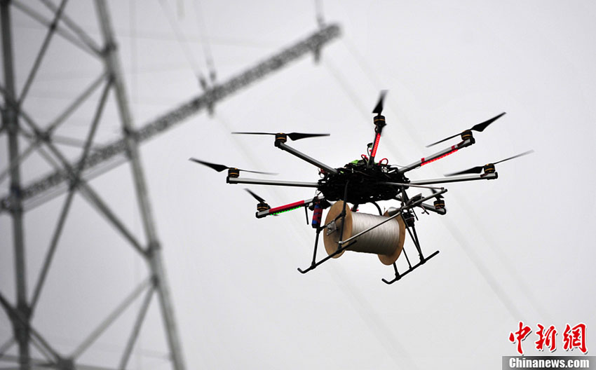 Chine : le premier drone multirotor utilisé pour la pose de lignes à haute tension
