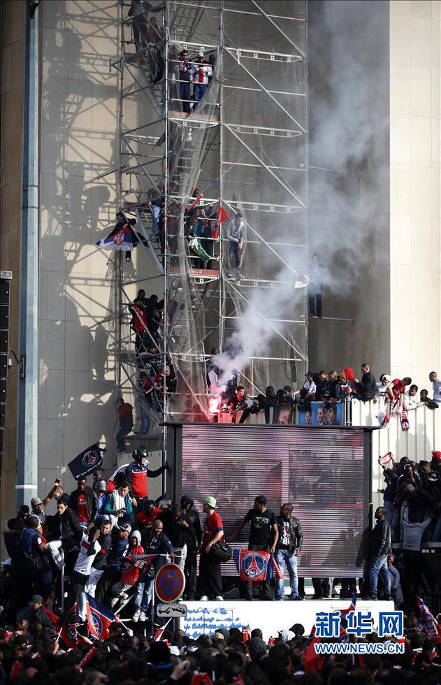 La fête de la victoire du Paris Saint-Germain tourne à l'émeute (10)