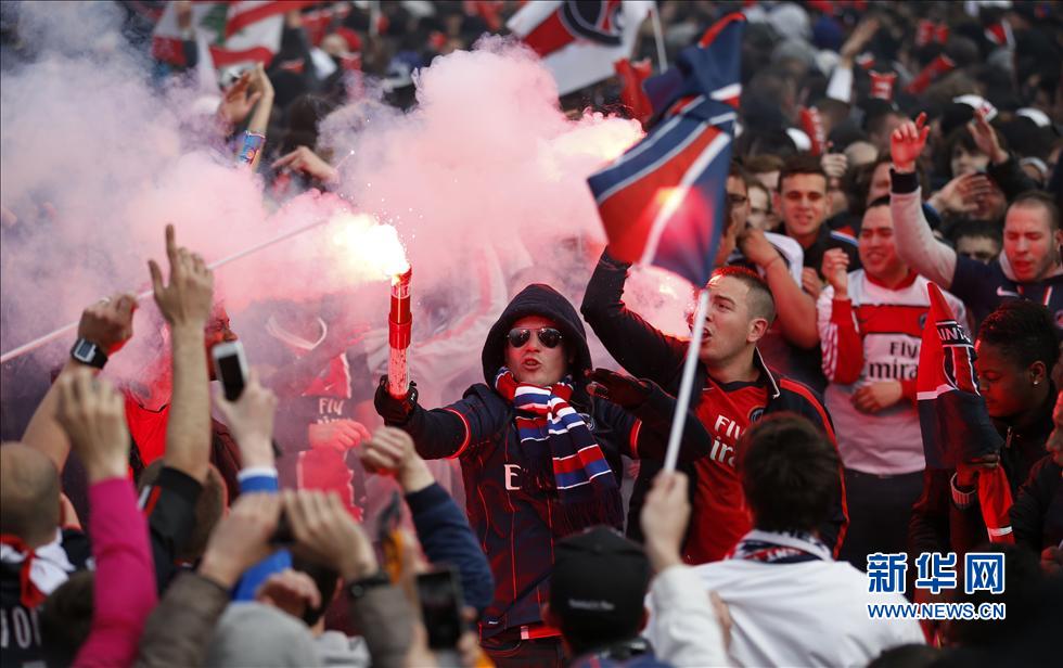 La fête de la victoire du Paris Saint-Germain tourne à l'émeute (14)