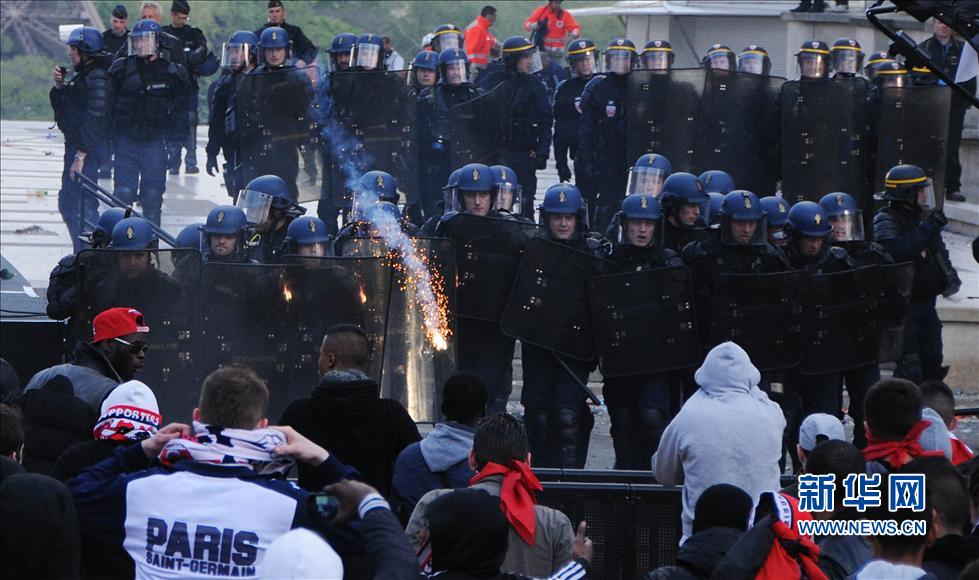 La fête de la victoire du Paris Saint-Germain tourne à l'émeute (12)