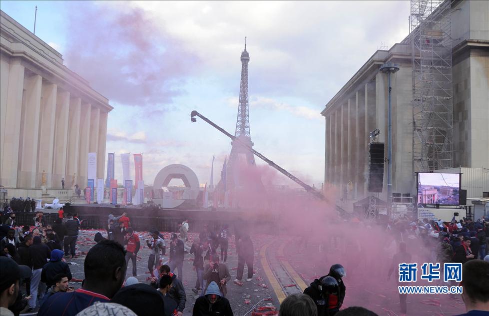 La fête de la victoire du Paris Saint-Germain tourne à l'émeute (13)