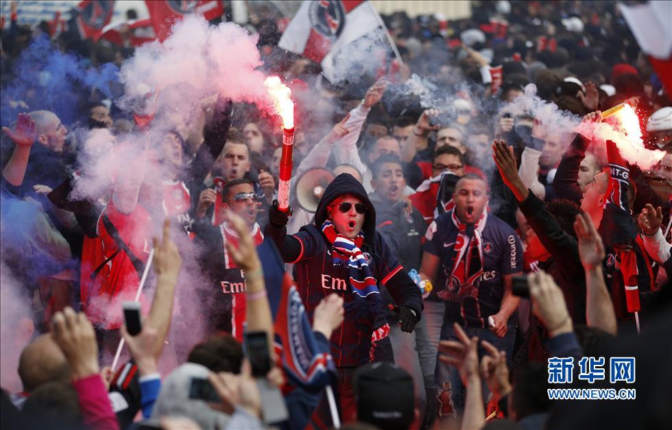 La fête de la victoire du Paris Saint-Germain tourne à l'émeute (9)