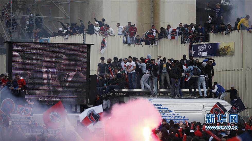 La fête de la victoire du Paris Saint-Germain tourne à l'émeute (11)