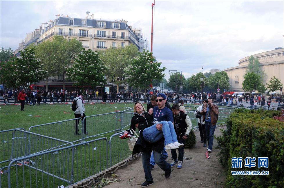 La fête de la victoire du Paris Saint-Germain tourne à l'émeute (6)