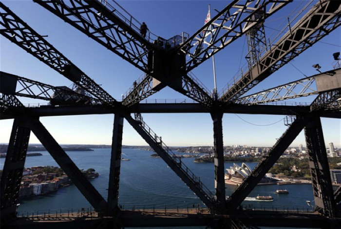 Joué à 134 mètres d'altitude, le jeu a été organisé pour faire la promotion des visites « The Mandarin Climb », au cours desquelles les visiteurs peuvent monter au sommet du pont emblématique avec l'aide de guides parlant le mandarin. Sydney accueillera également les World Series de Mahjong du 2 au 4 juin. [Photo / agences]