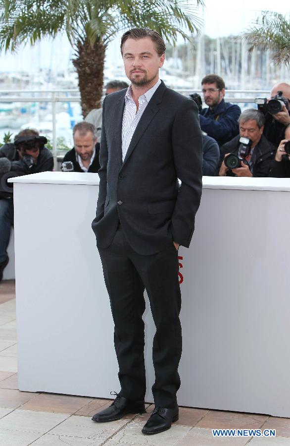 Leonardo Dicaprio (première à gauche) pour "Gatsby Le Magnifique", à Cannes, le 15 mai 2013. Leonardo DiCaprio et l'équipe du film "Gatsby le magnifique" font l'ouverture de la 66ème édition du Festival de Cannes, dans le sud de la France.