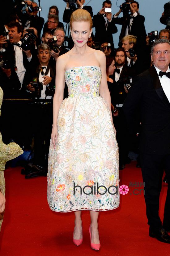 Nicole Kidman toujours aussi radieuse sur le tapis rouge de la cérémonie d'ouverture du 66e Festival de Cannes