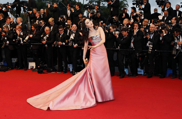 L'actrice chinoise Fan Bingbing pose sur le tapis rouge à son arrivée pour la cérémonie d'ouverture du 66e Festival de Cannes et la première du film Gatsby le Magnifique, à Cannes, le 15 mai 2013.