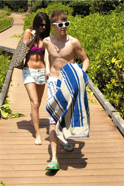 Le 24 mai 2011, Justin Bieber et sa copine Selena Gomez sont arrivés à Hawaï pour y passer leurs vacances. La jeune pop-star canadienne âgée de 17 ans a décroché le 22 mai 2011 sept prix Billboard 2011. (Photo d'archives) 