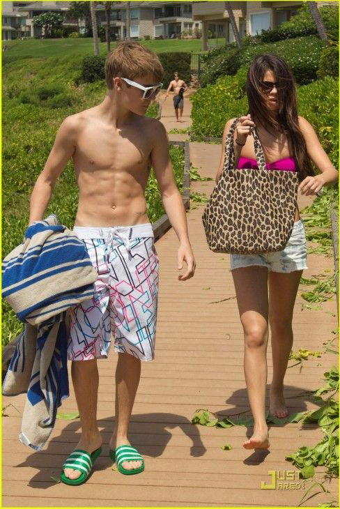 Le 24 mai 2011, Justin Bieber et sa copine Selena Gomez sont arrivés à Hawaï pour y passer leurs vacances. La jeune pop-star canadienne âgée de 17 ans a décroché le 22 mai 2011 sept prix Billboard 2011. (Photo d'archives) 