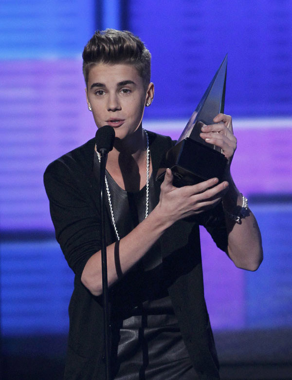 Le chanteur canadien Justin Bieber remporte le prix du chanteur de pop favori lors de la cérémonie de la 40e édition des American Music Awards (AMAs), le 18 novembre 2012 à Los Angeles, aux Etats-Unis.(Photo d'archives: Xinhua/Reuters)