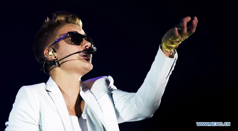 Photo prise le 13 avril 2013 lors du concert du chanteur canadien Justin Bieber à Arnhem aux Pays-bas. (Photo d'archives: Xinhua/Robin Utrecht)