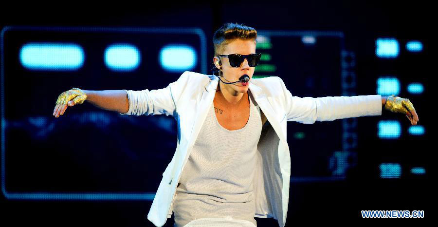 Photo prise le 13 avril 2013 lors du concert du chanteur canadien Justin Bieber à Arnhem aux Pays-bas. (Photo d'archives: Xinhua/Robin Utrecht)