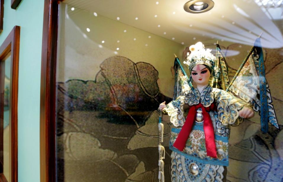 Une poupée habillée d'un costume traditionnel en soie de l'opéra de Pékin, exposée dans le pavillon principal de la neuvième Exposition Internationale d'Horticulture de Chine, qui se tient à Beijing, dans le District de Fengtai. L'exposition est prête pour son ouverture le 18 mai ; elle durera jusqu'au 18 novembre. [Photo par Michael Thai / China Daily ]