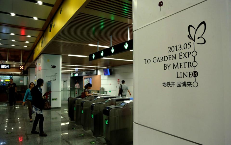 La ligne 14 du métro de Beijing est prête à accueillir les visiteurs de l'Expo Horticole. L'exposition est prête pour son ouverture le 18 mai ; elle durera jusqu'au 18 novembre. [Photo par Michael Thai / China Daily]