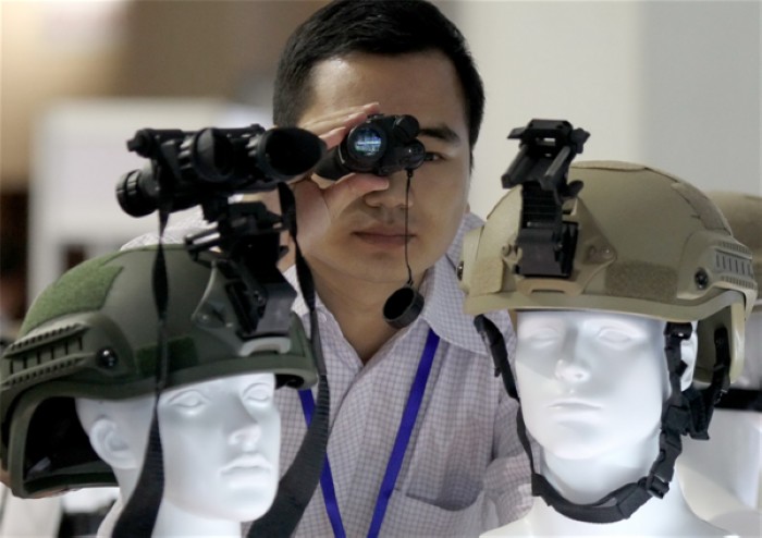 Un exposant présente un dispositif d'observation nocturne lors de la 5e Exposition et Symposium Internationaux d'équipements pour la police et de technologies et équipements anti-terrorisme, jeudi à Beijing. [Photo Zhu Xingxin / China Daily]