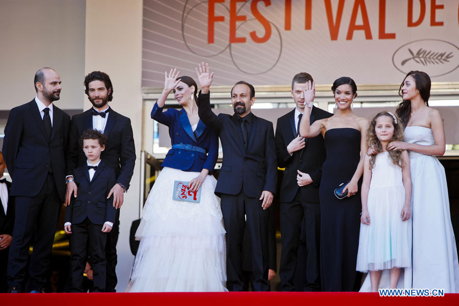 Le réalisateur iranien Asghar Farhadi (centre) participe à la première de son film « Le Passé » lors de la 66e édition du Festival de Cannes, le 17 mai 2013.