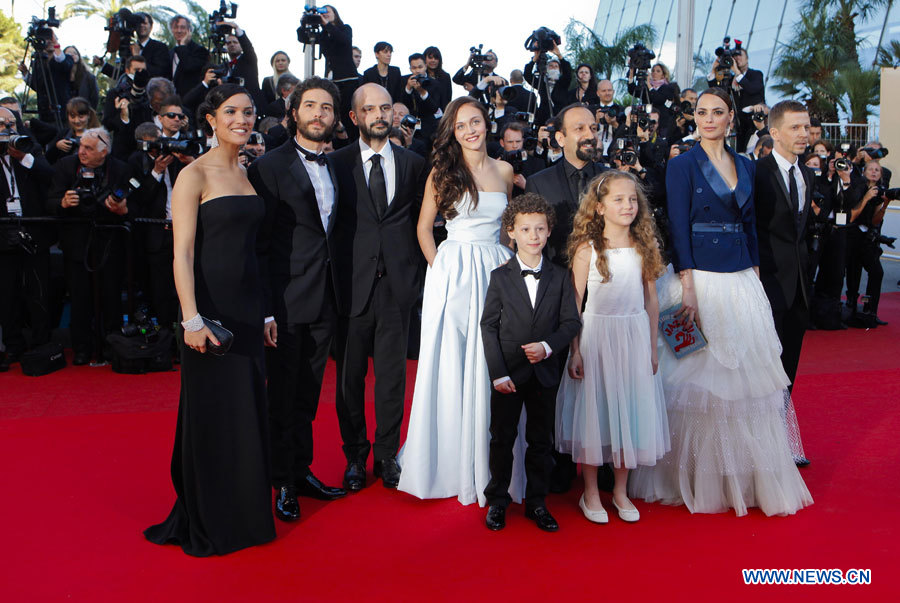 Le réalisateur iranien Asghar Farhadi (4e à droite), l'actrice Bérénice Bejo (2e à droite), l'actrice Pauline Burlet (4e à gauche), l'acteur Tahar Rahim (2e à gauche) et l'acteur Ali Mosaffa (3e à gauche) participent à la première du film « Le Passé » lors de la 66e édition du Festival de Cannes, le 17 mai 2013.