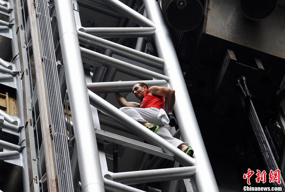 Un Français escalade le plus haut ascenseur touristique du monde (4)