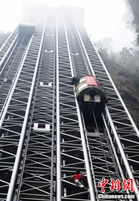 Un Français escalade le plus haut ascenseur touristique du monde (2)