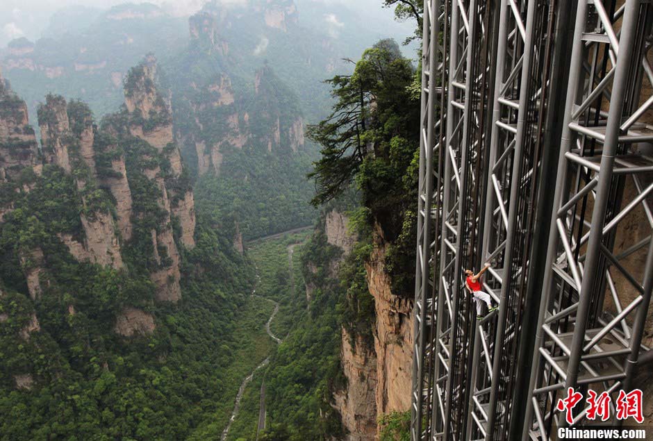 Un Français escalade le plus haut ascenseur touristique du monde