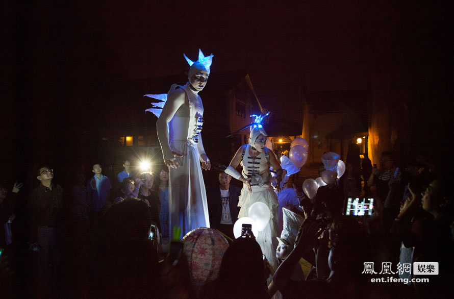 Festival d'art dramatique de Wuzhen : les artistes célèbrent le carnaval de théâtre (7)