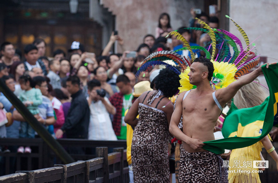 Les danseurs de samba brésiliens ont attiré l'attention des spectateurs.